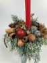 Kép 3/4 - Kíváncsiskodó őzikés, piros szalmagyertyás karácsonyi töltött bögre boróka ágyon, szalaggal
