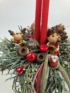 Kép 2/4 - Bozótban csücsülő rénszarvastesók, piros szalmagyertyás karácsonyi töltött bögre boróka ágyon, szalaggal