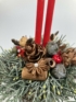 Kép 3/4 - Bozótban csücsülő rénszarvastesók, piros szalmagyertyás karácsonyi töltött bögre boróka ágyon, szalaggal