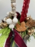 Kép 2/4 - Diótörő figurás, bordó metál csavart gyertyás karácsonyi töltött bögre zuzmó-tuja ágyon, szalagokkal