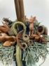 Kép 3/4 - Őzike figurás, arany szalmagyertyás karácsonyi töltött bögre boróka ágyon, szalagokkal