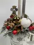 Kép 2/4 - Egérkirállyal töltött karácsonyi kerámiabögre borókaágyon, szalagokkal