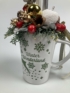 Kép 3/4 - Egérkirállyal töltött karácsonyi kerámiabögre borókaágyon, szalagokkal