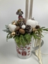 Kép 2/4 - Egérkirálynővel töltött karácsonyi kerámiabögre tujaágyon, szalagokkal