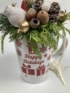 Kép 3/4 - Egérkirálynővel töltött karácsonyi kerámiabögre tujaágyon, szalagokkal