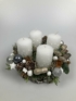 Kép 4/4 - Pöttyös Panna - 4 fehér pöttyös hengergyertyás adventi asztaldísz növényekkel és egyéb kellékekkel