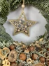 Kép 2/4 - Könnyített súlyú, 30 cm átmérőjű, Nobilis fenyőből készült, gazdagon díszített kopogtató aranyszínű szalaggal 