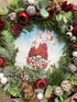 Kép 2/5 - 20 cm-es szalmaaalapra készült, termésekkel és örökdíszekkel díszített kopogtató festett fatáblával