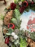 Kép 5/5 - 20 cm-es szalmaaalapra készült, termésekkel és örökdíszekkel díszített kopogtató festett fatáblával