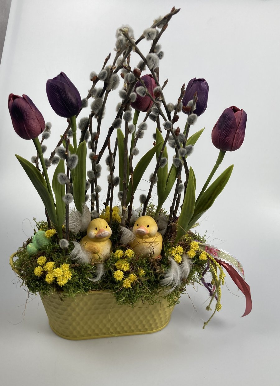 Kacsatanya - bordó és lila tulipános, tollas kacsababás tavaszi tartós asztaldísz 