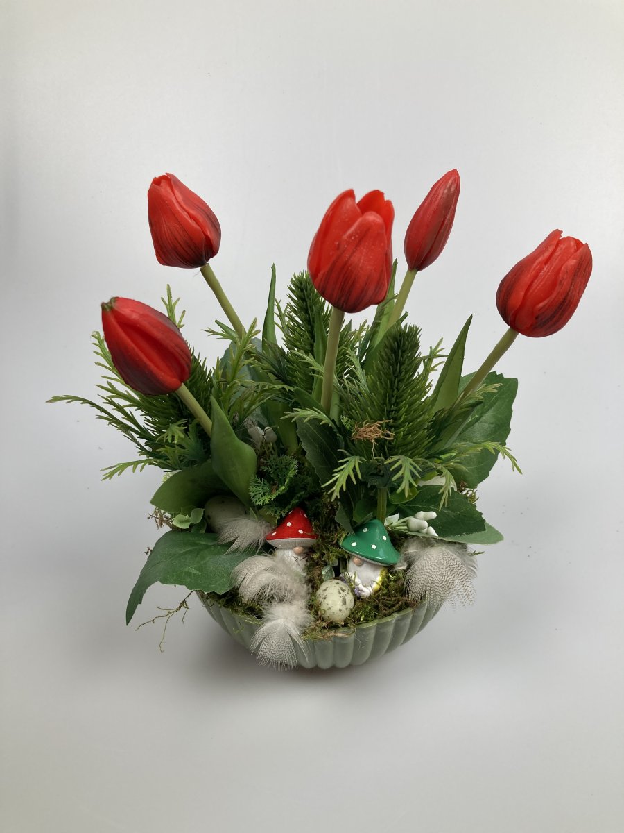 Gombatörpék tűzpiros tulipános, buja aljnövényzetű asztaldísze