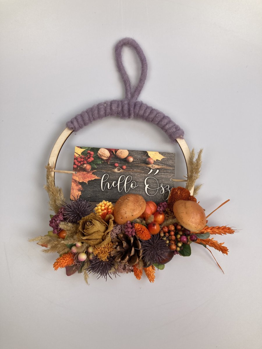 Kalligrafikus Hello Ősz fatáblás, lila gyapjúszalagos, őszi hangulatú, fakarikás, terméses ajtódísz