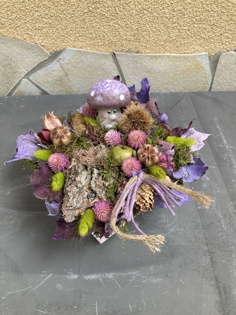 Bíborka - élénk színvilágú őszi bőségláda gombászó manóval, tartós asztaldísz növényi részekkel gazdagon díszítve