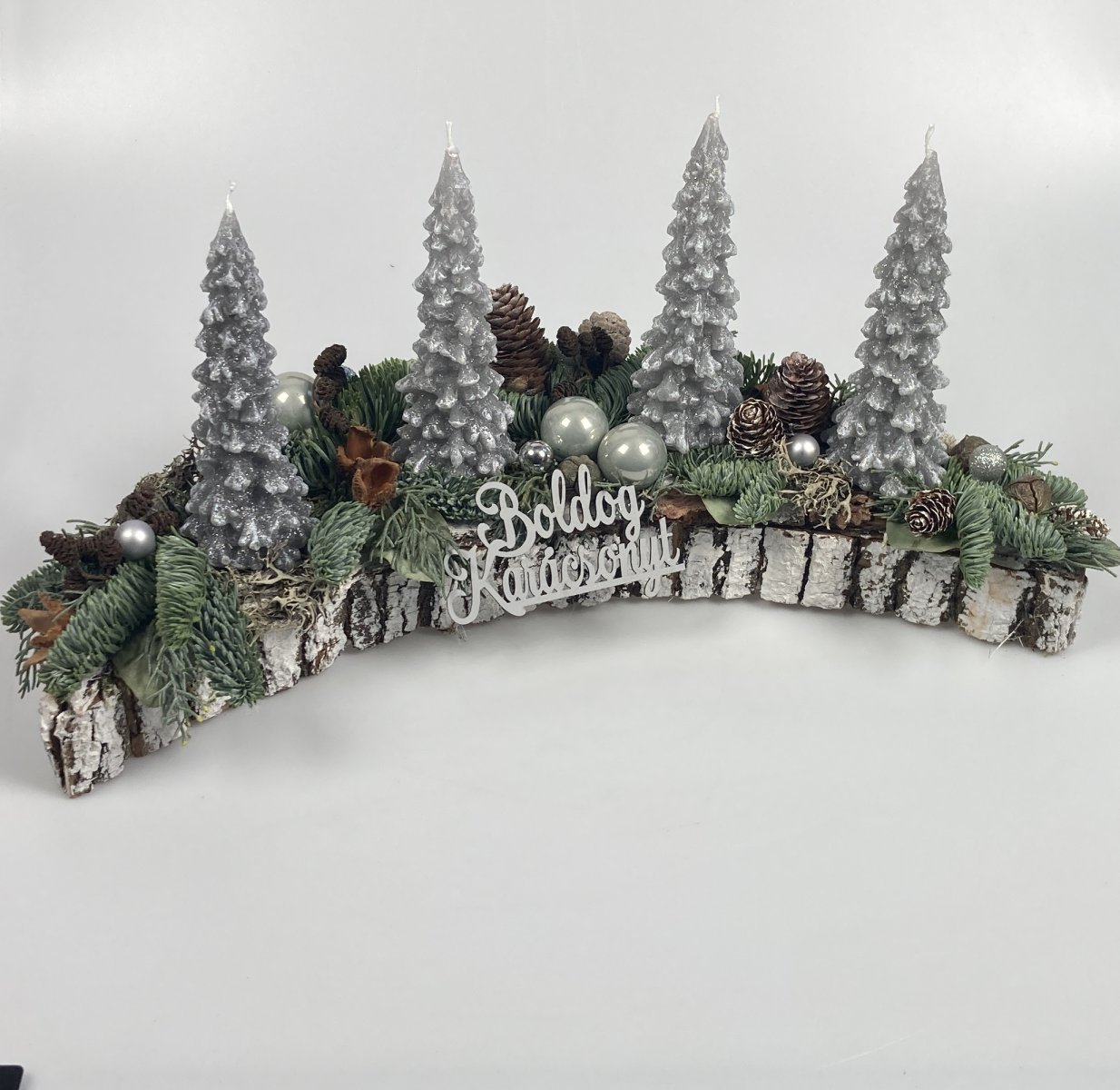 Csillogó fenyőerdő - fenyőgyertyás, 40 cm hosszú, hullám formájú adventi asztaldísz