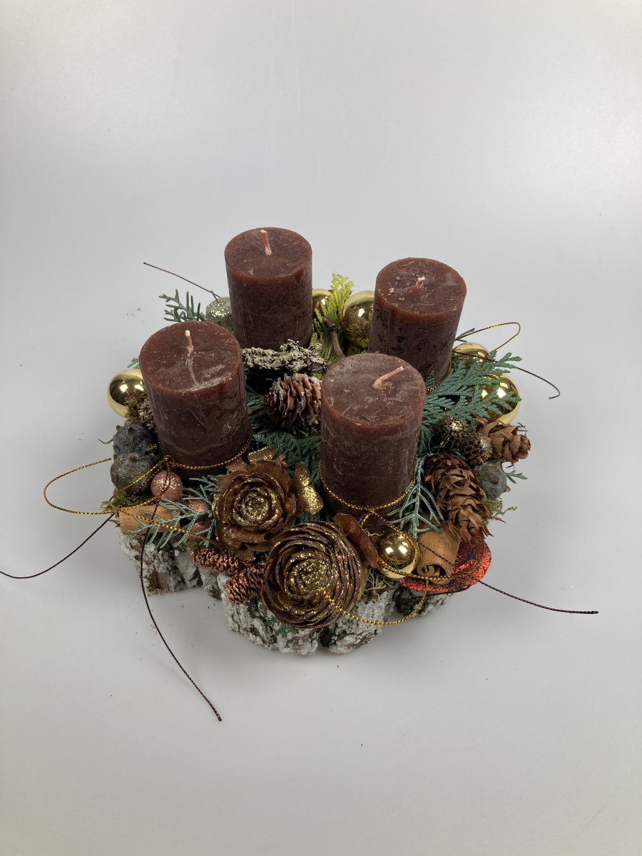 Cédruska - 4 csokibarna hengergyertyás adventi asztaldísz növényekkel, cédrusrózsákkal és egyéb kellékekkel
