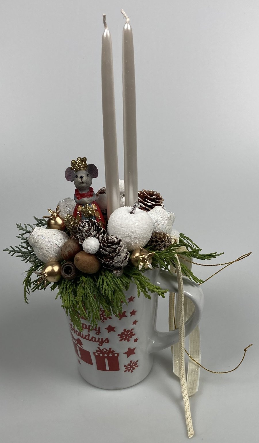 Egérkirálynővel töltött karácsonyi kerámiabögre tujaágyon, szalagokkal